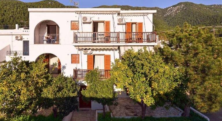 Apartment with terrace, garden & BBQ in Skopelos