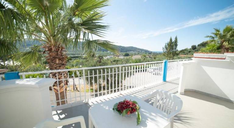 Beautiful serviced apartment with garden, pool & patio | Dogs allowed — photo 4