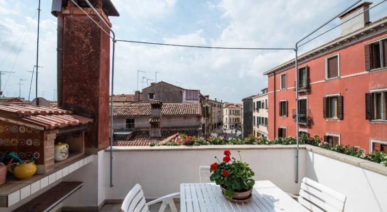 Lovely holiday apartment with terrace | Close to Rialto Bridge | Perfect for remote work | Dogs allowed in Venice