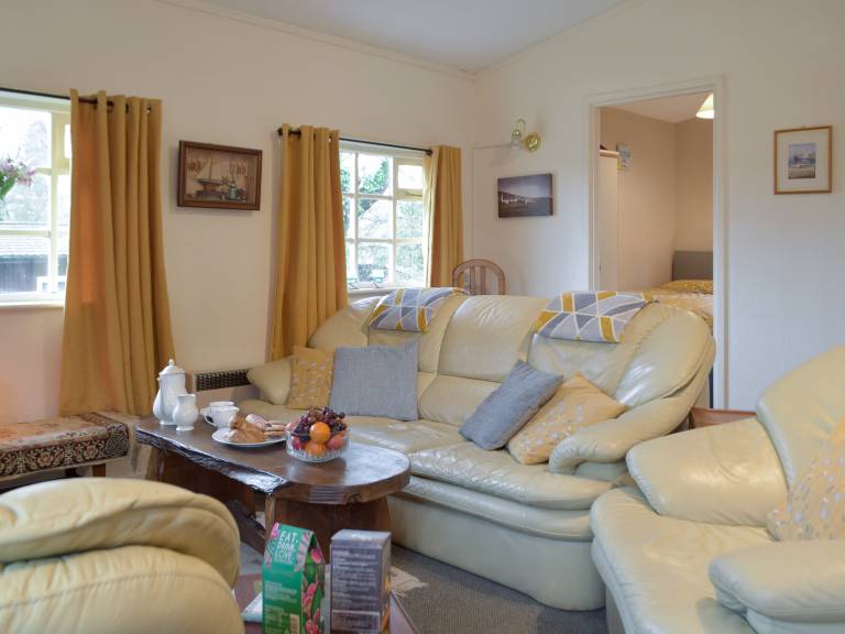 Family-friendly wonderful cottage with garden & pool | River view | Pets allowed — photo 4