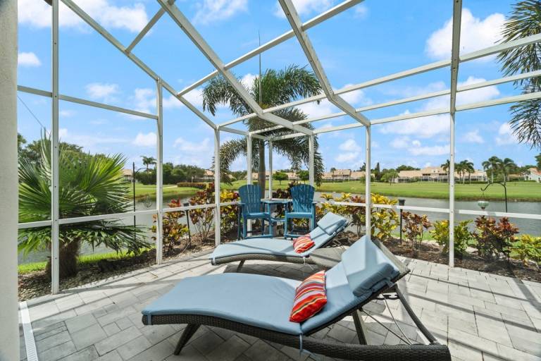 Stunning lakefront Golf Course Home in the heart of Naples. — photo 4