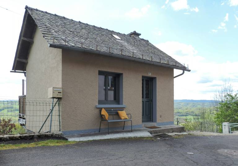 Fully equipped vacation home with barbecue, yard & patio | Pet-friendly — photo 2