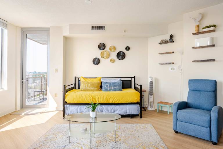 Downtown Silver Spring Walkable Metro Skyline Balcony Corner Suite Luxe Pad — photo 2