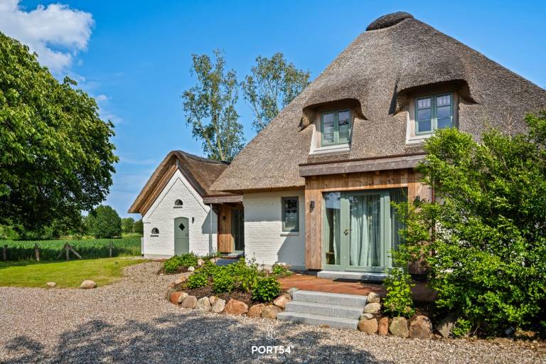 ReetCottage - secluded location, wood-burning stove, 2 bathrooms, 2 parking spaces in Rendsburg