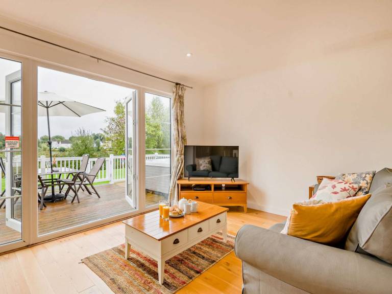 Cottage with garden & jacuzzi | Water view — photo 3