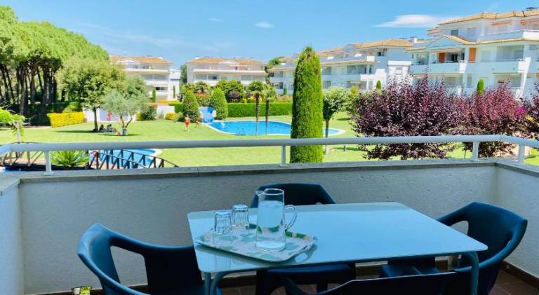 Holiday apartment with pool, terrace & yard | Pets allowed — photo 4