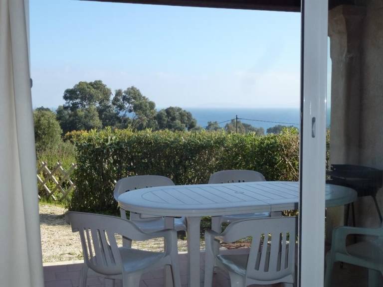 Fully equipped rental apartment with yard & barbeque | Panoramic view | Beach nearby | Pets allowed — photo 3