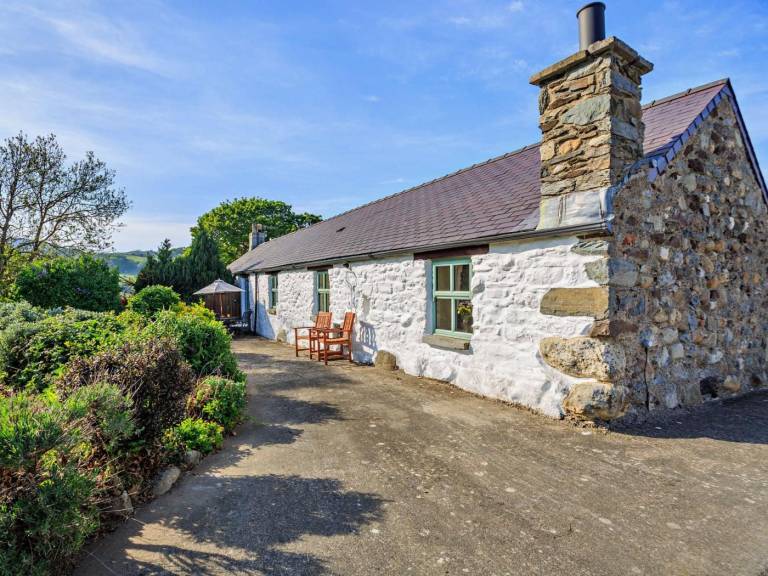 Cottage with barbeque, garden & sauna in Conwy