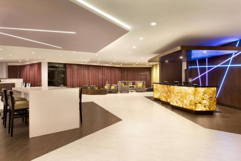 DoubleTree by Hilton Toronto Airport West — photo 4