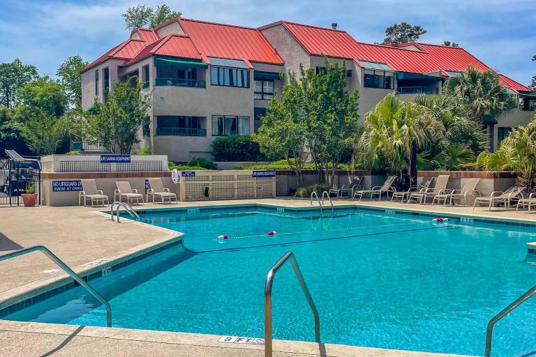 Condo with jacuzzi & pool | Water view | Pet-friendly — photo 2