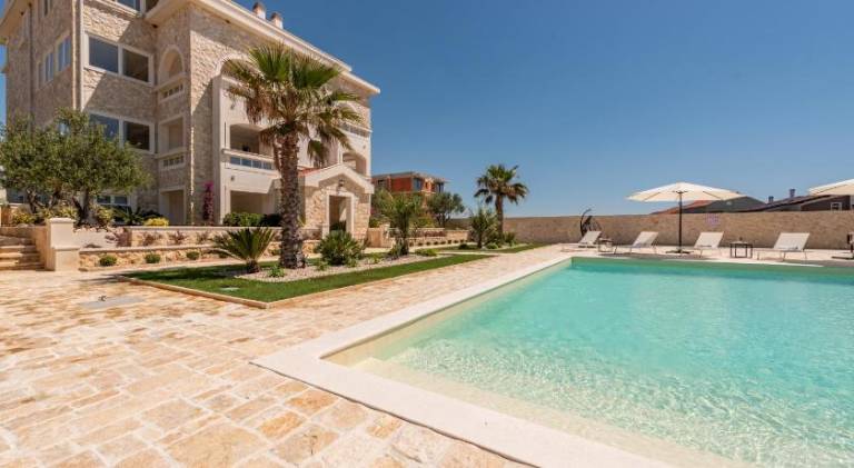 Exclusive Chateau Dabo Luxury Pool Apartments, Novalja in Novalja