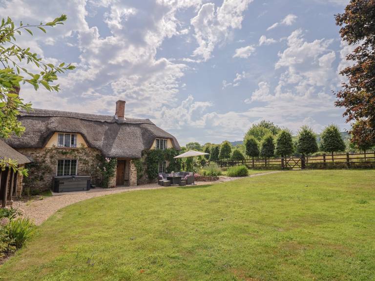 Family-oriented cottage with garden & hot tub | Pets allowed — photo 2