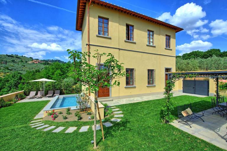 Villa with grill, yard & private pool — photo 2