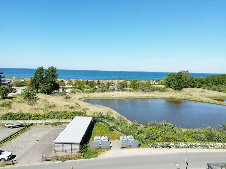 Schöne Ferienwohnung in der 5. Etage eines gepflegten Apartmenthauses mit traumhaftem Blick zum Binnensee sowie zur Ostsee! in Heiligenhafen