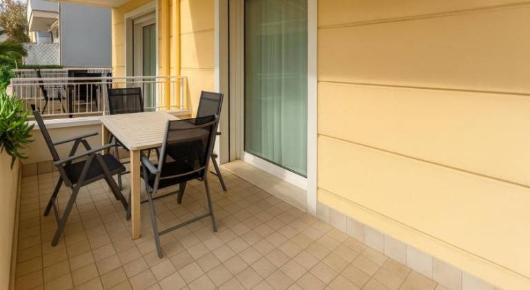 Serviced apartment with yard — photo 3