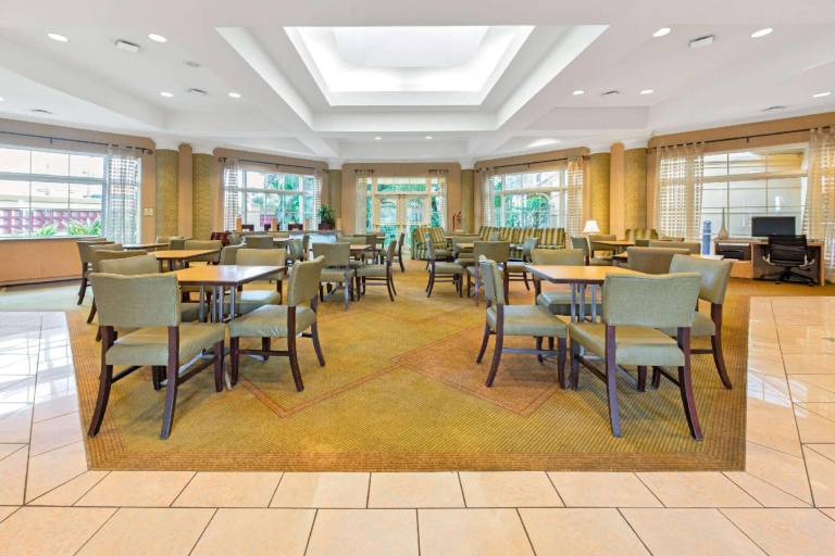 La Quinta Inn & Suites by Wyndham USF (Near Busch Gardens) — photo 2
