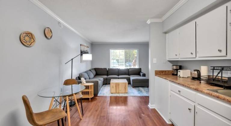 Apartment with pool — photo 3