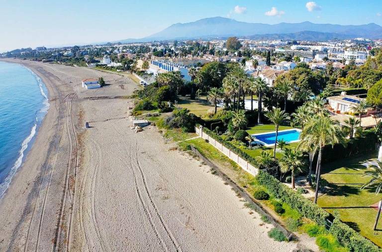Villa with pool in Estepona