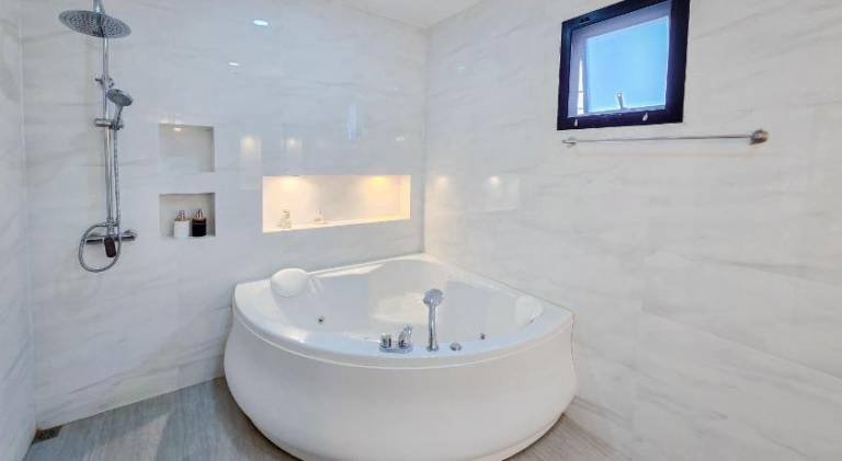 Beautiful villa with pool & hot tub | Pets allowed — photo 2