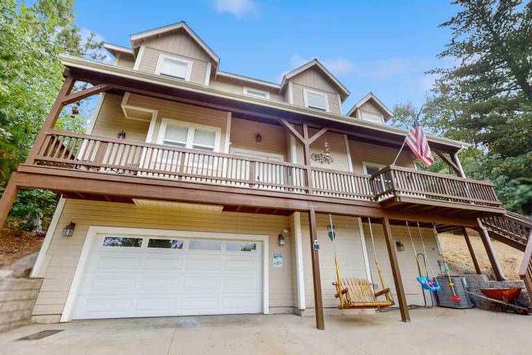 Walk to Lake Arrowhead! Family Home w/ Games — photo 3