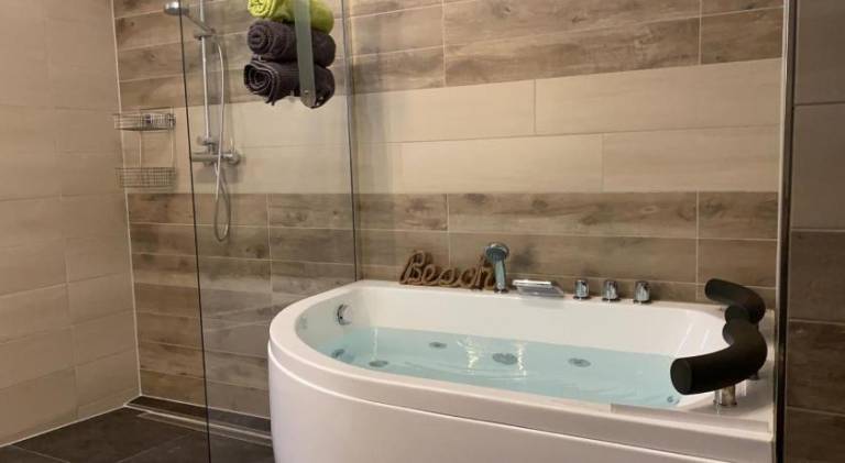 Apartment with pool & jacuzzi — photo 2