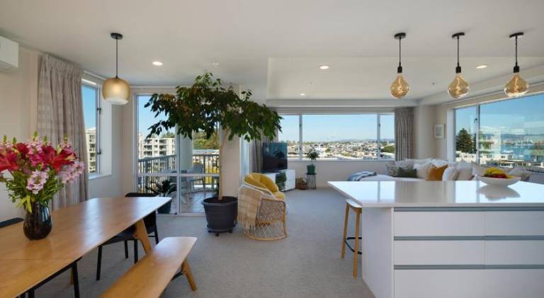 Apartment with yard, pool & grill — photo 3