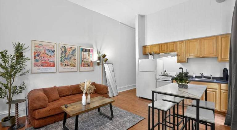 Apartment | Close to Liberty Place — photo 2