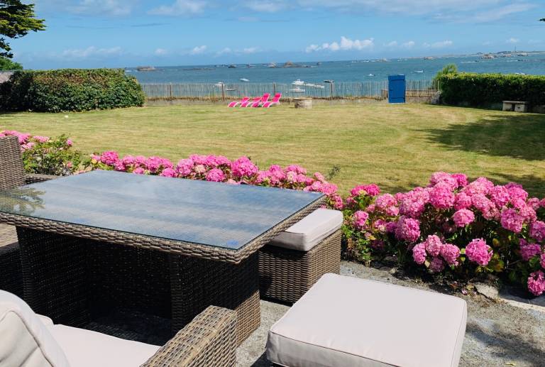 Gite with patio, BBQ & garden | Sea view — photo 4