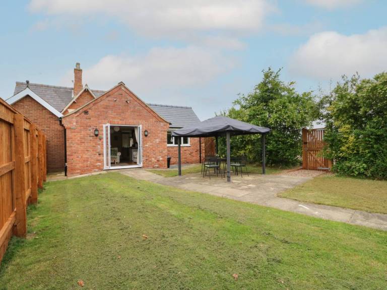 Family-friendly beautiful cottage with yard | Pets allowed in Alford