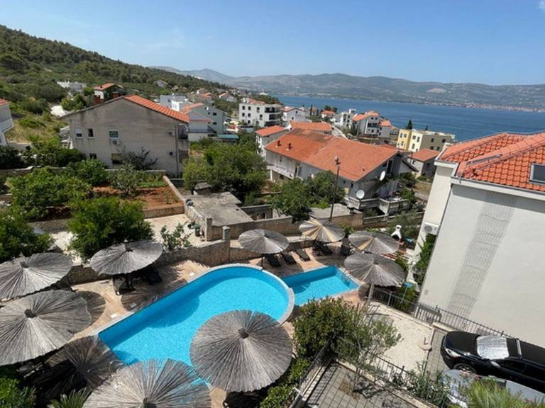 Apartment with pool, barbeque & garden | Nature view — photo 4