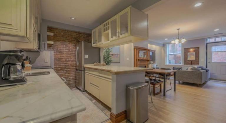 Classic 2Bed 2Bath Apartment w patio in Back Bay — photo 4