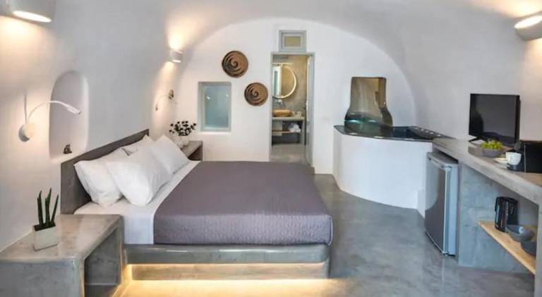 Family-friendly serviced apartment with patio & jacuzzi | Pets allowed in Santorini