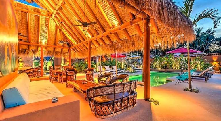 Vacation home with pool | Close to the beach | Pet-friendly in Zihuatanejo