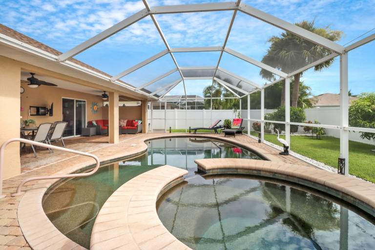 Child-friendly beautiful vacation home with private pool, jacuzzi & grill | Pet-friendly in Cape Coral, FL