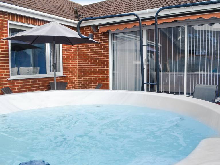 Cottage with jacuzzi, garden & barbecue | River view — photo 2