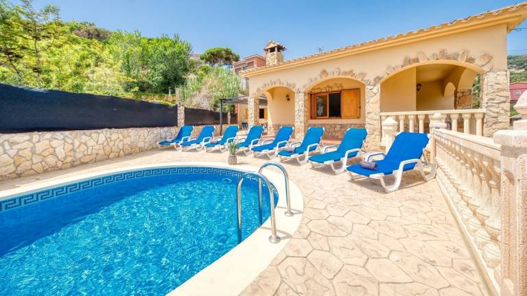 Villa with private pool, yard & patio | Garden view — photo 2