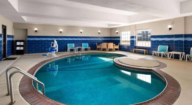 La Quinta Inn & Suites by Wyndham Denton - University Drive — photo 5