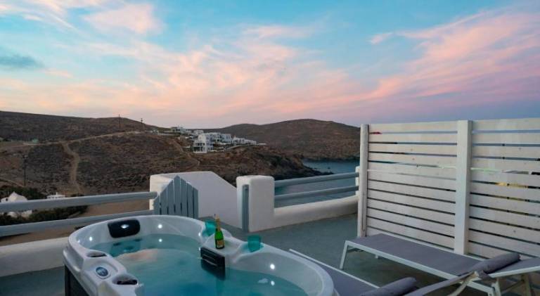 House with pool, terrace & hot tub | Beach nearby | Pets are welcome in Mykonos