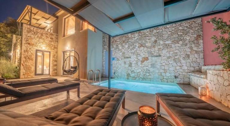 Villa with private pool, BBQ & yard in Kefalonia