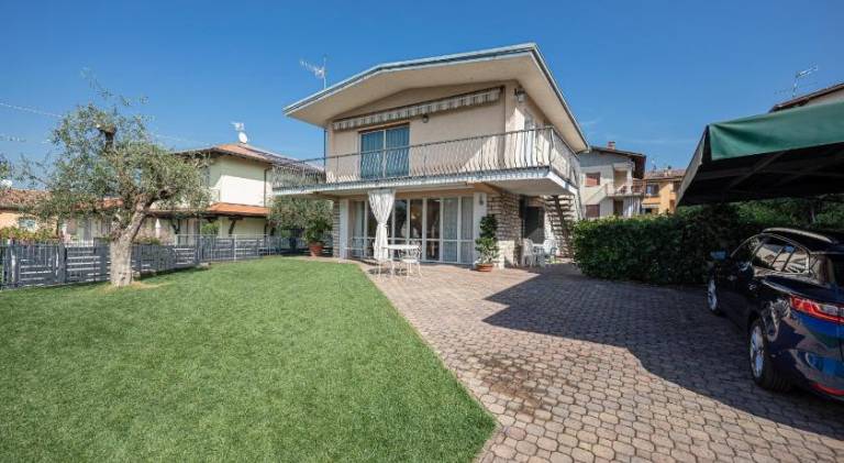 Rental apartment with garden & patio in Cavaion Veronese