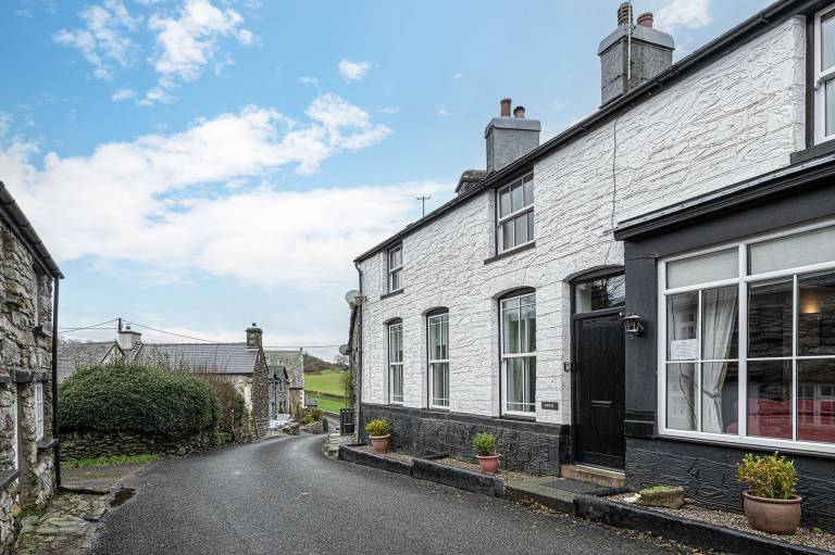 Cottage with yard & patio in Betws-Y-Coed