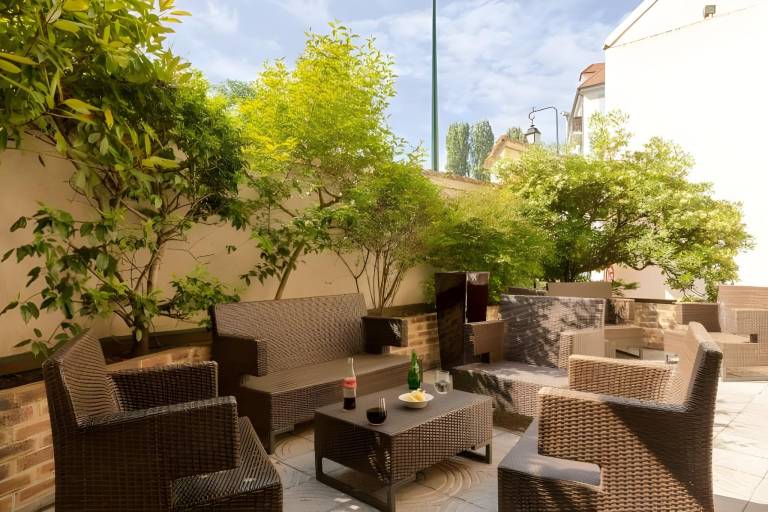 Hotel Le Cardinal Rueil Centre — photo 4