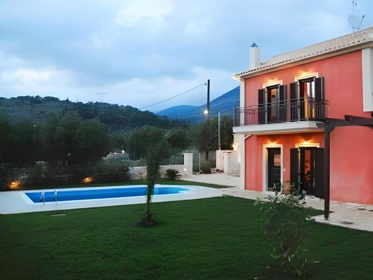 Villa with yard, private pool & grill | Pets allowed — photo 5
