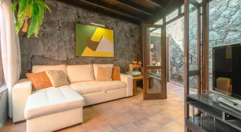 Vacation home with patio | Dogs allowed — photo 2