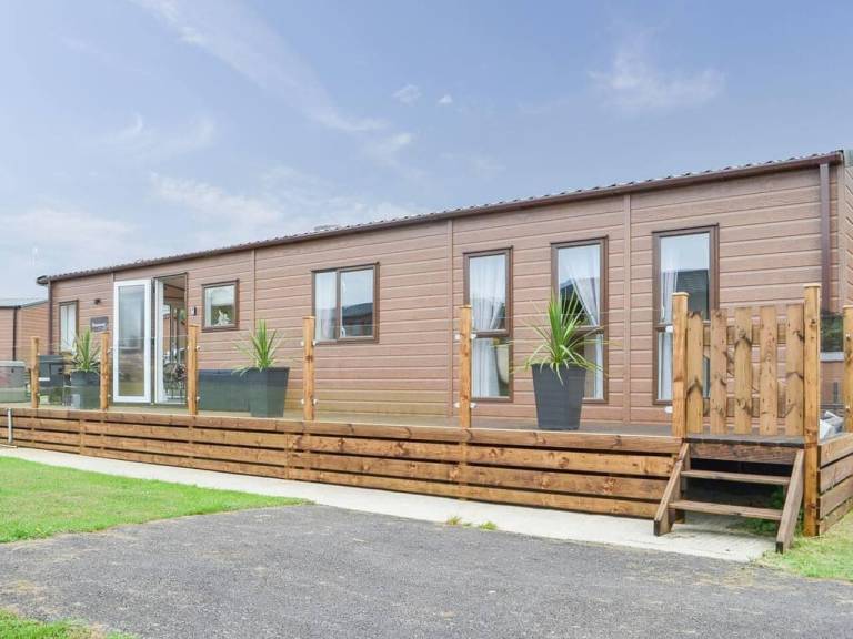 2 Bed Lodge - Sleeps 6 - Dogs - Hot Tub - Parking — photo 2
