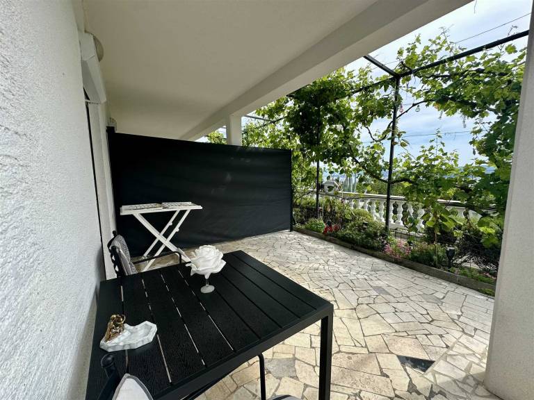 Rental apartment with patio — photo 2