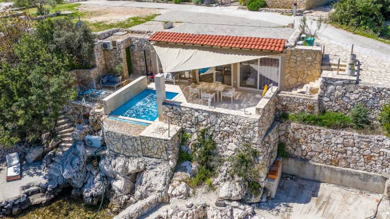 Amara Cottage - BeachFront gem with a heated pool up to five guests by MyWaycation — photo 2