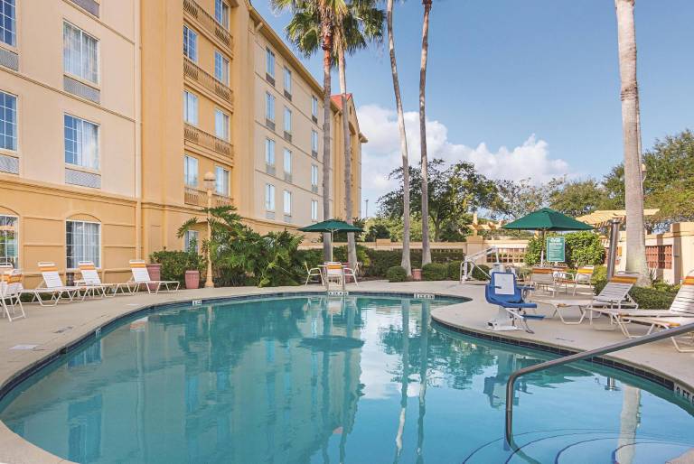 La Quinta Inn & Suites by Wyndham Orlando Airport — photo 3