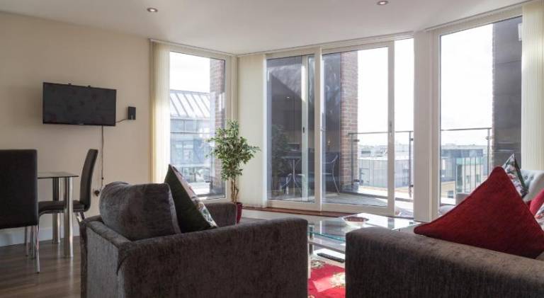 Exquisite & Homely Penthouse, 2 mins walk from Cambridge Station, Big balcony, lift access, secured — photo 2
