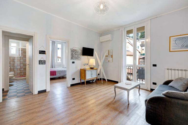 Holiday Apartment '4 Passi Mare' with Balcony, A/C & Wi-Fi in Finale Ligure